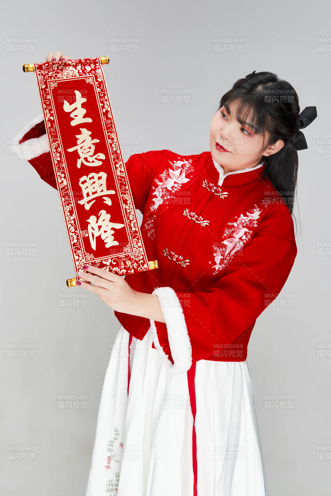 手持春聯身穿喜慶漢服的可愛少女