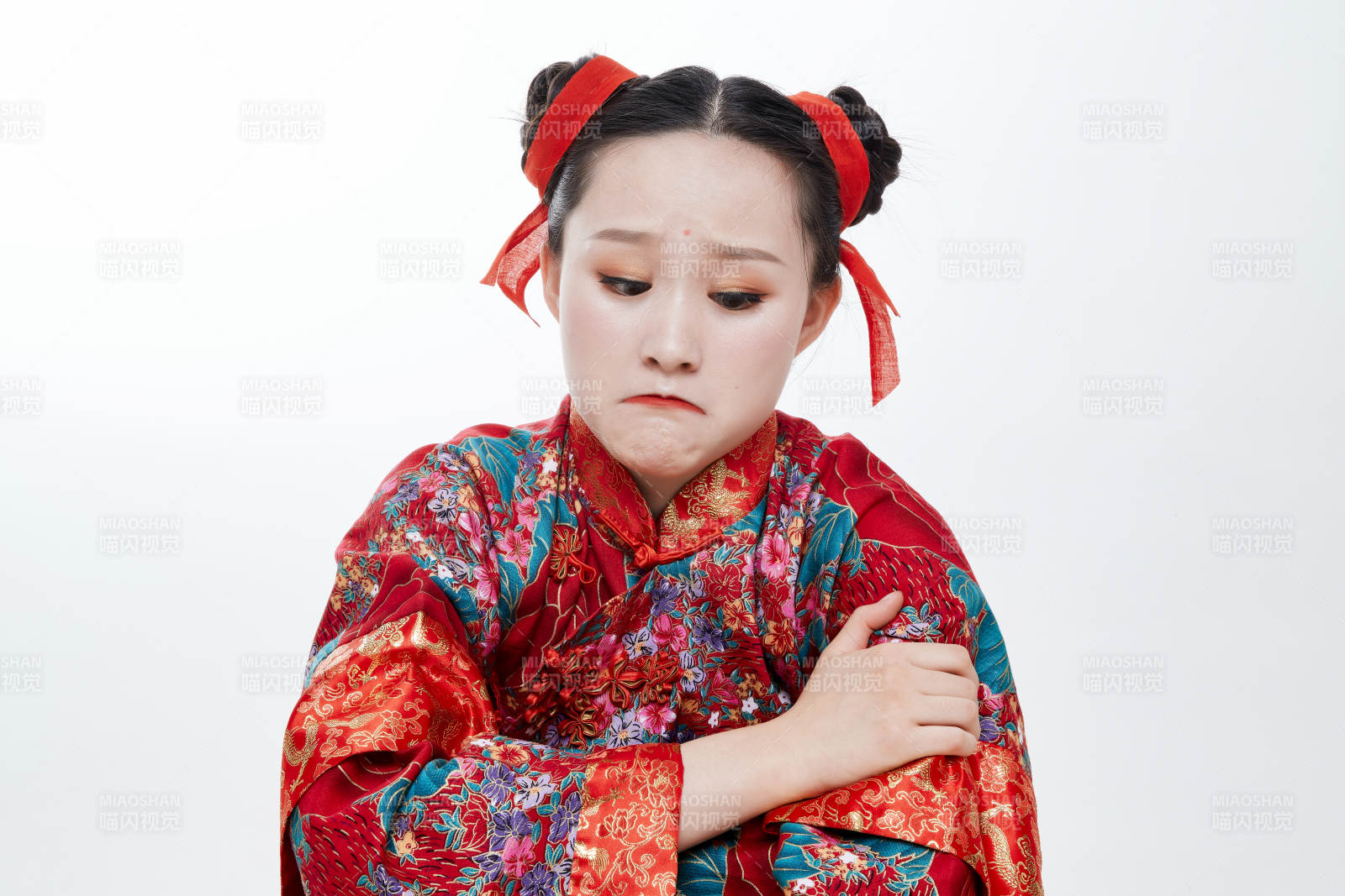 身穿中國傳統(tǒng)服飾的青年女性