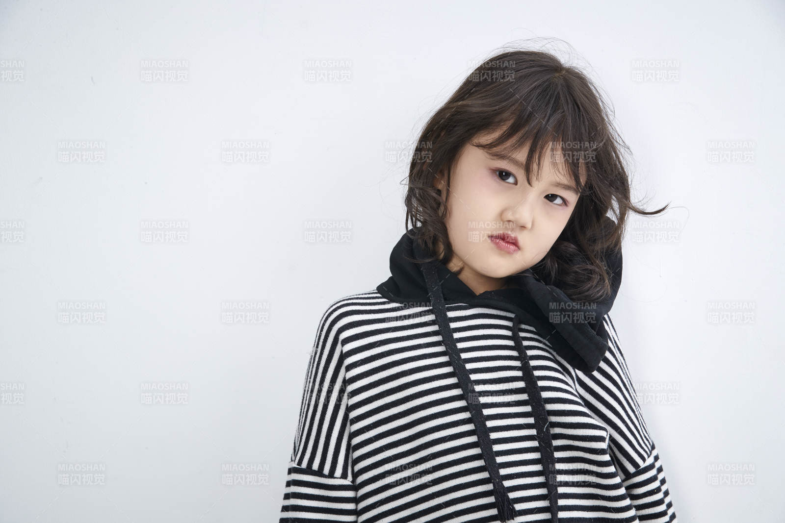 白色背景前身穿海魂衫的可愛的亞洲兒童人像