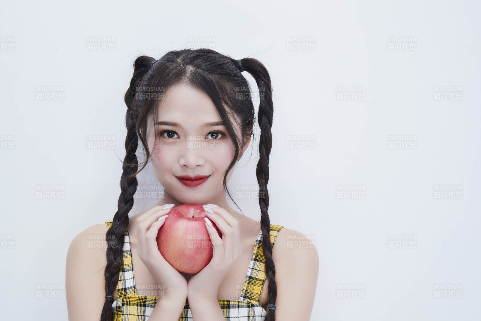 手拿蘋果身穿格子吊帶裙的亞洲可愛少女人像