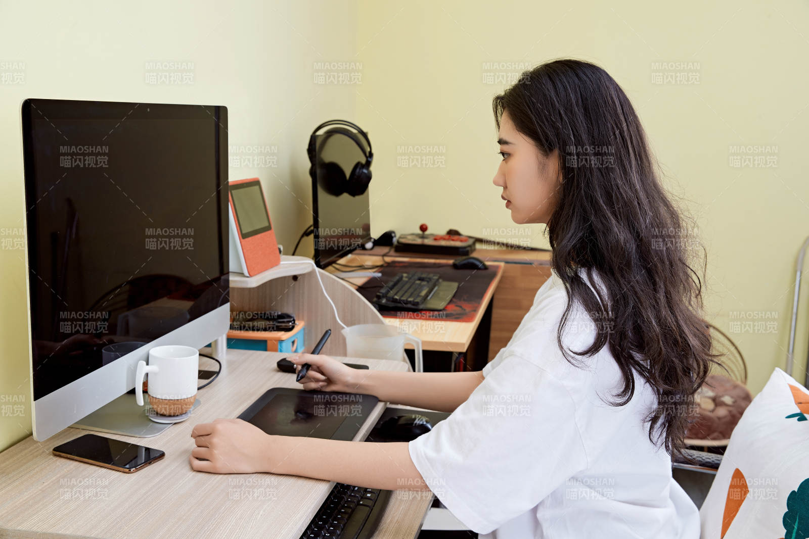 居家在電腦前創作插畫的年輕美女