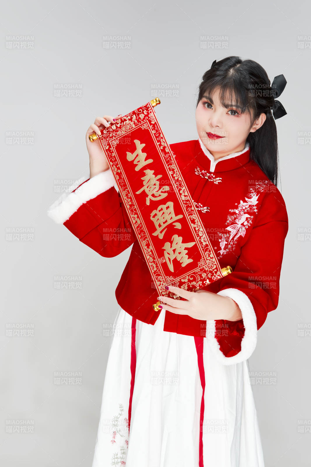 手持春聯(lián)身穿喜慶漢服的可愛少女