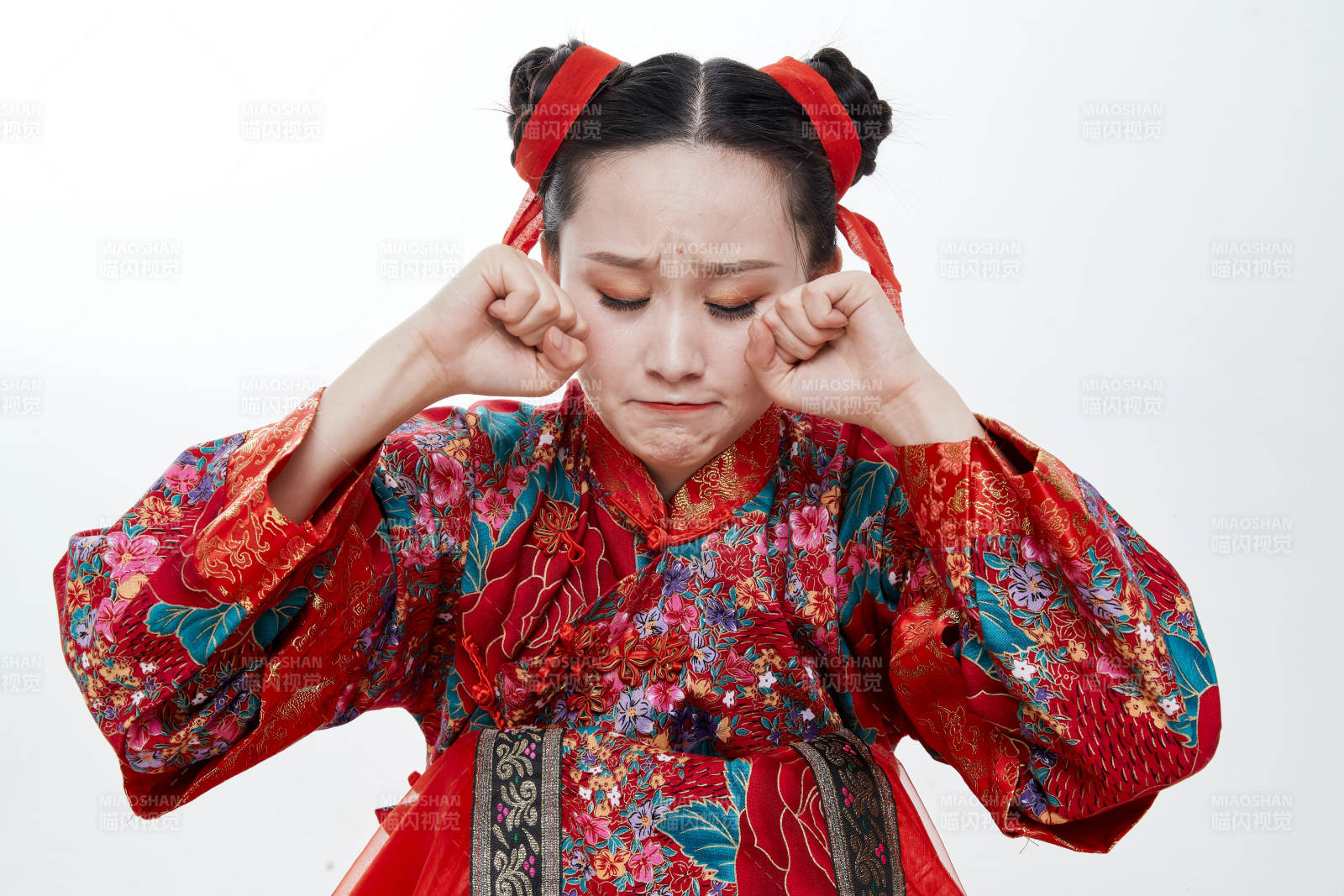 身穿中國傳統(tǒng)服飾的青年女性