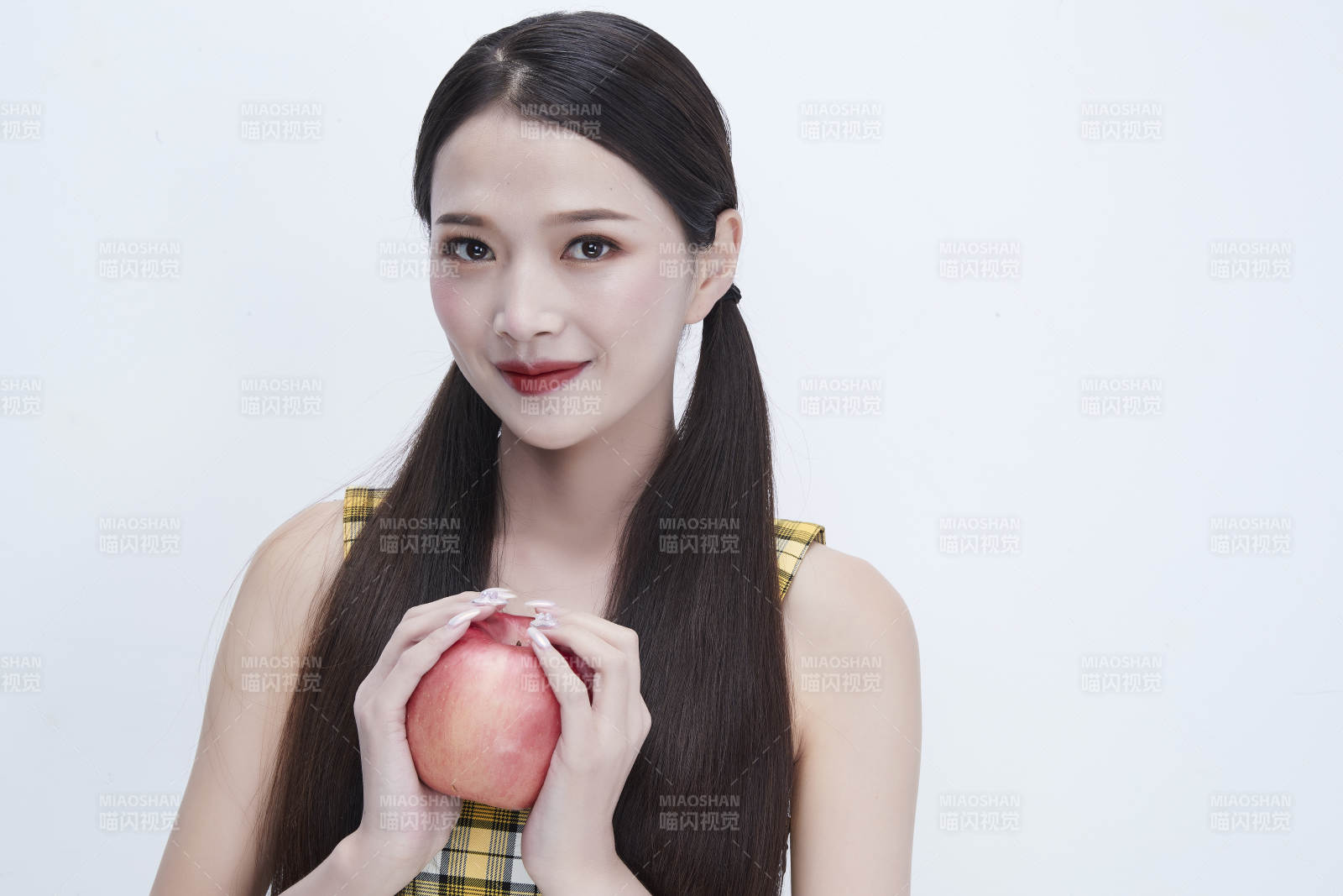 手拿蘋果身穿格子吊帶裙的亞洲可愛少女人像