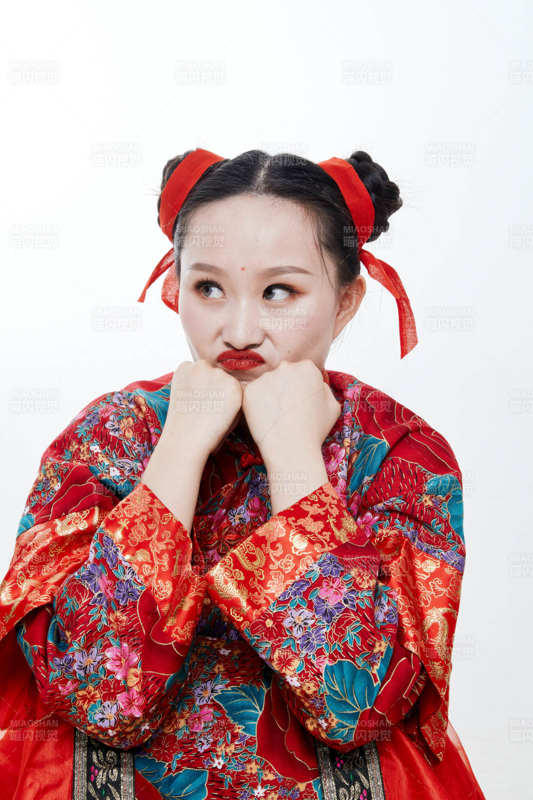 身穿中國傳統服飾的青年女性