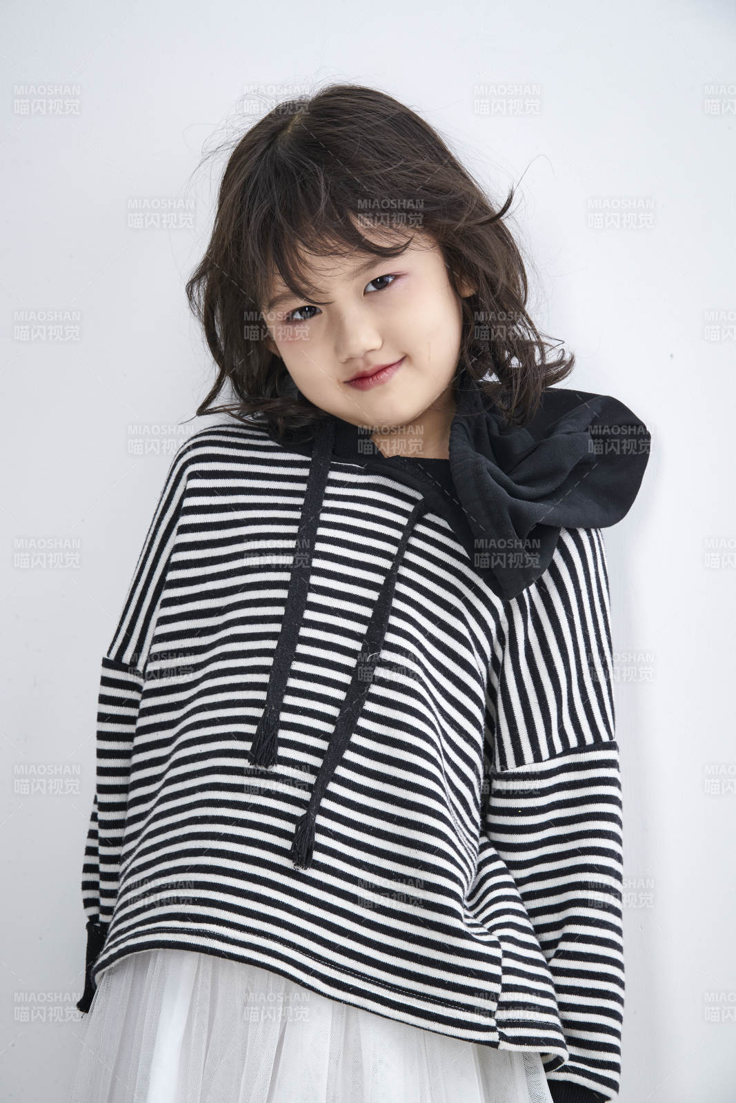 白色背景前身穿海魂衫的可爱的亚洲儿童人像