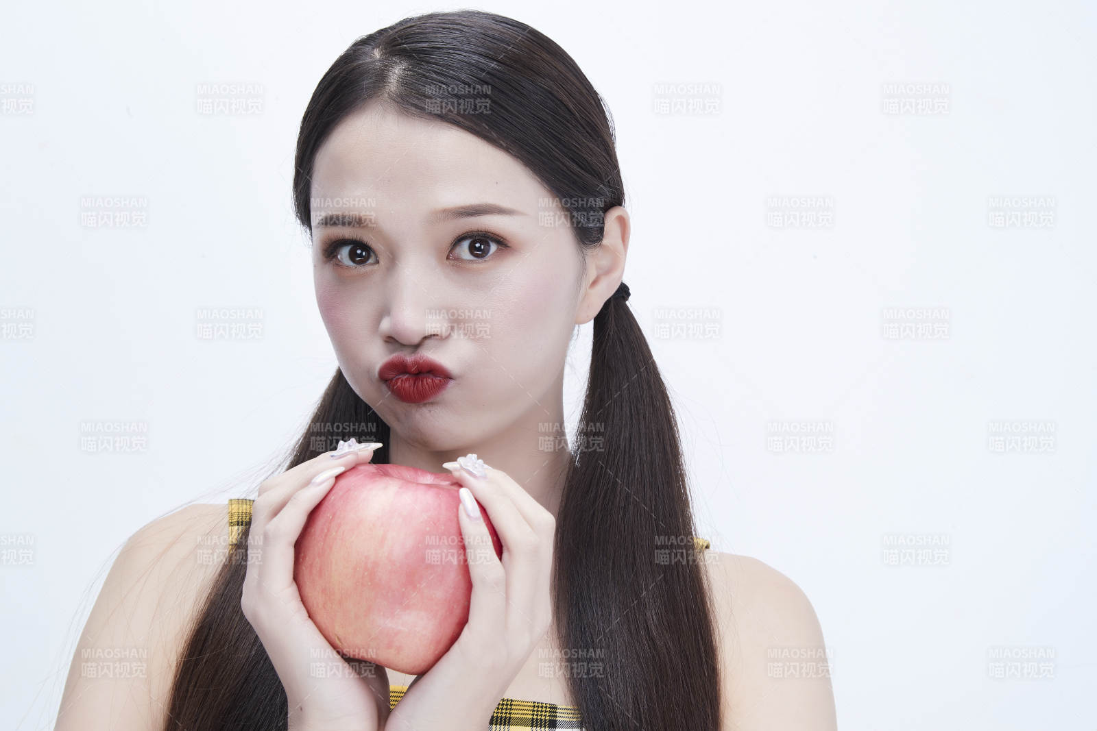 手拿蘋果身穿格子吊帶裙的亞洲可愛少女人像