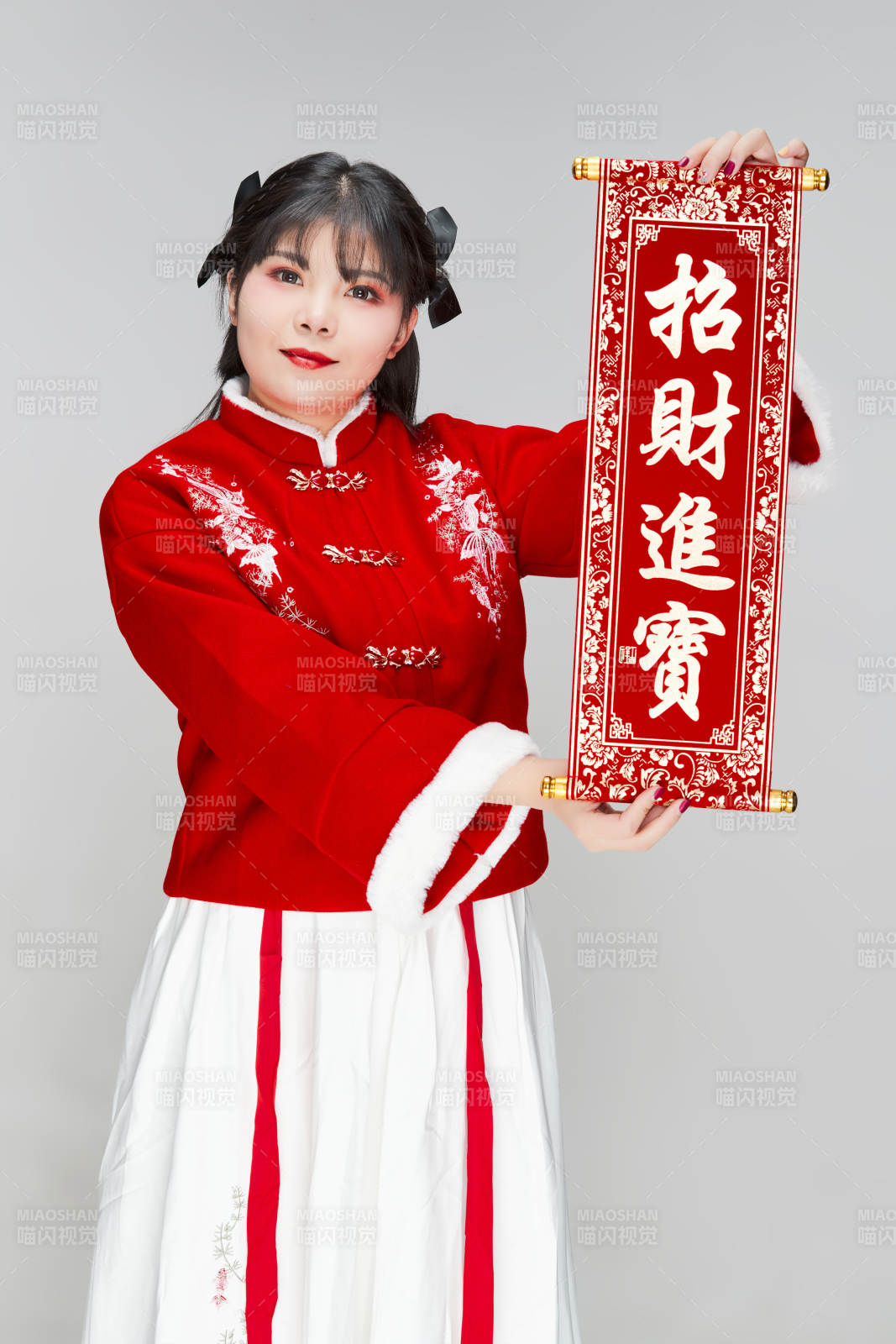 手持春聯(lián)身穿喜慶漢服的可愛(ài)少女