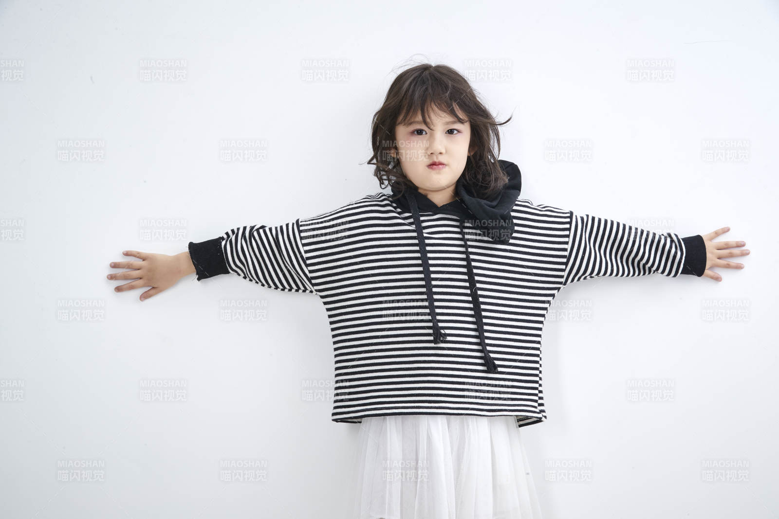 白色背景前身穿海魂衫的可愛的亞洲兒童人像
