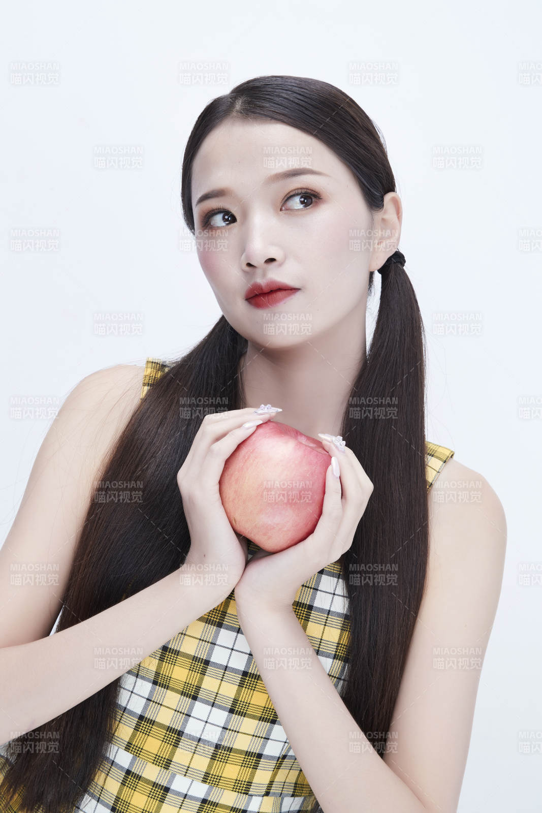 手拿蘋(píng)果身穿格子吊帶裙的亞洲可愛(ài)少女人像
