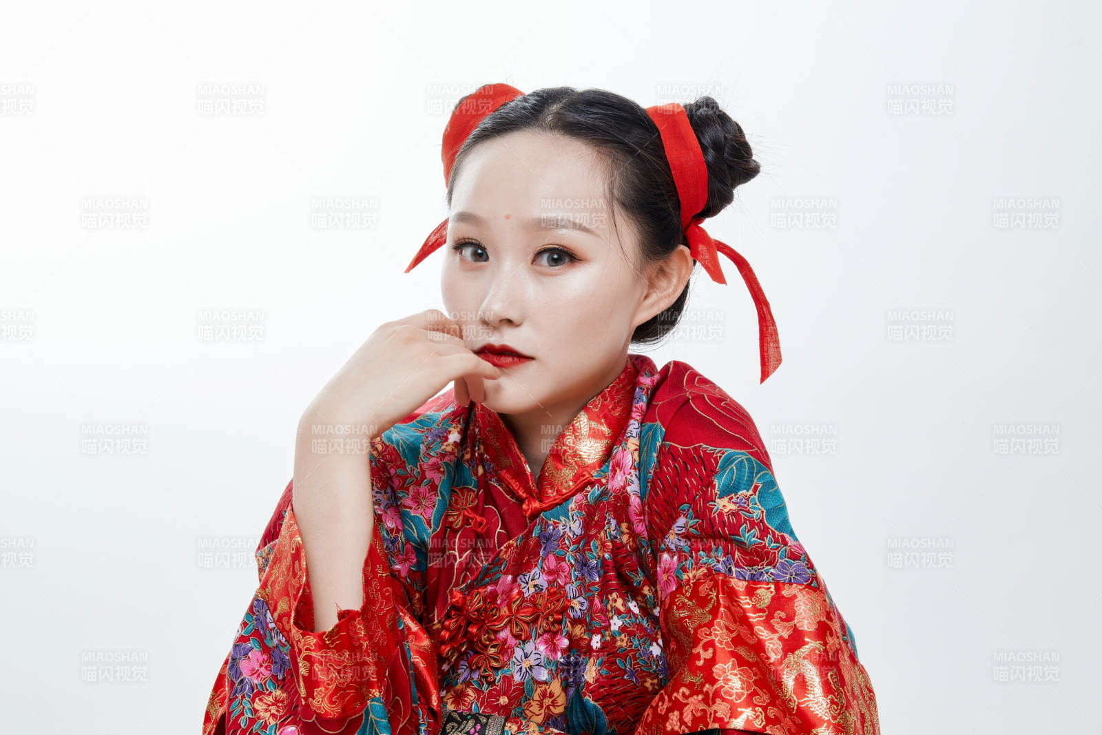 身穿中國傳統服飾的青年女性