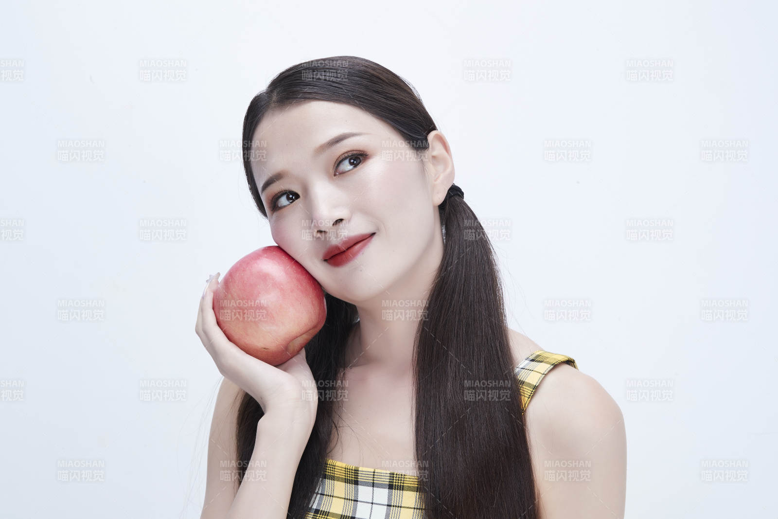 手拿蘋果身穿格子吊帶裙的亞洲可愛少女人像