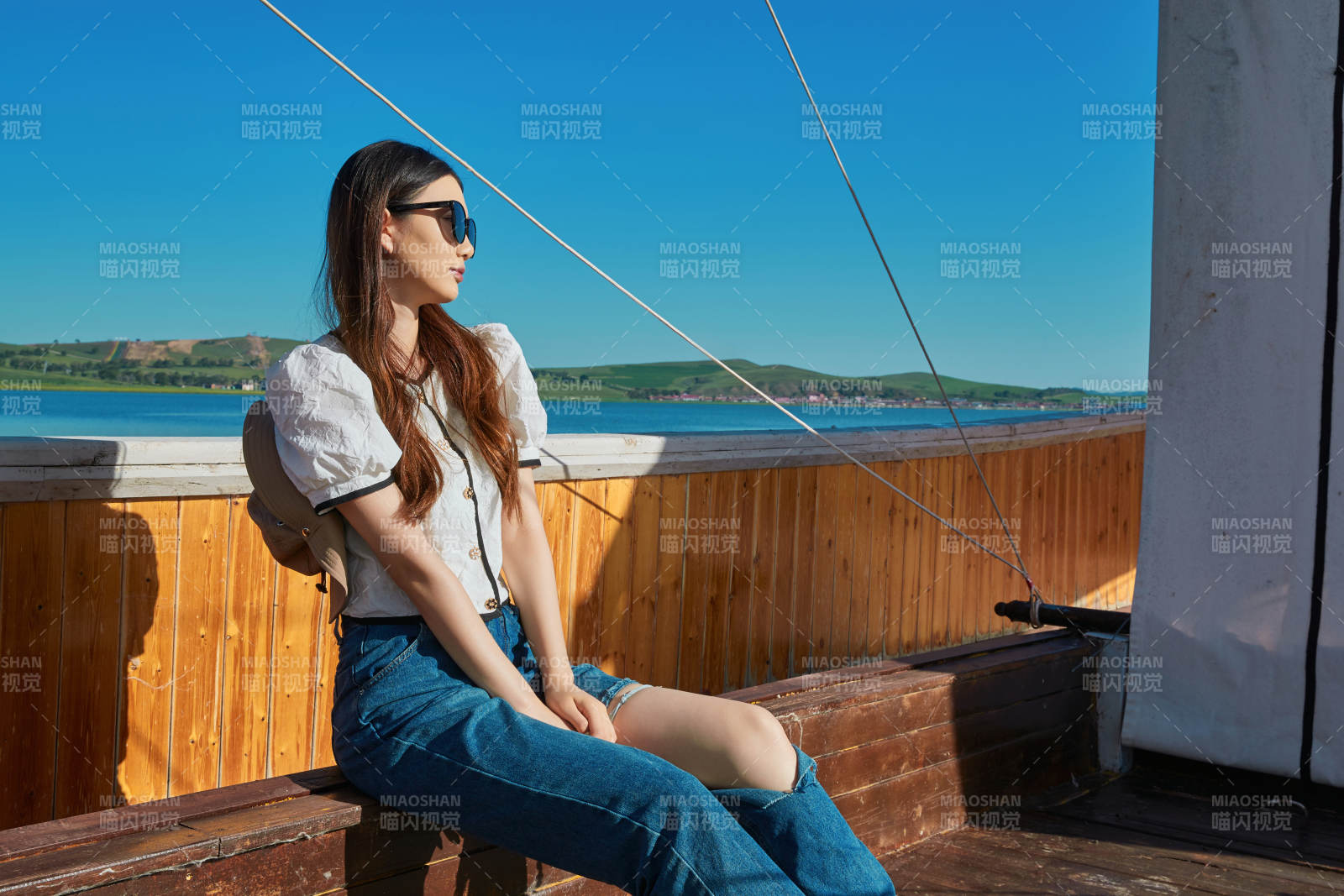 在湖畔木制帆船上的亞洲美女