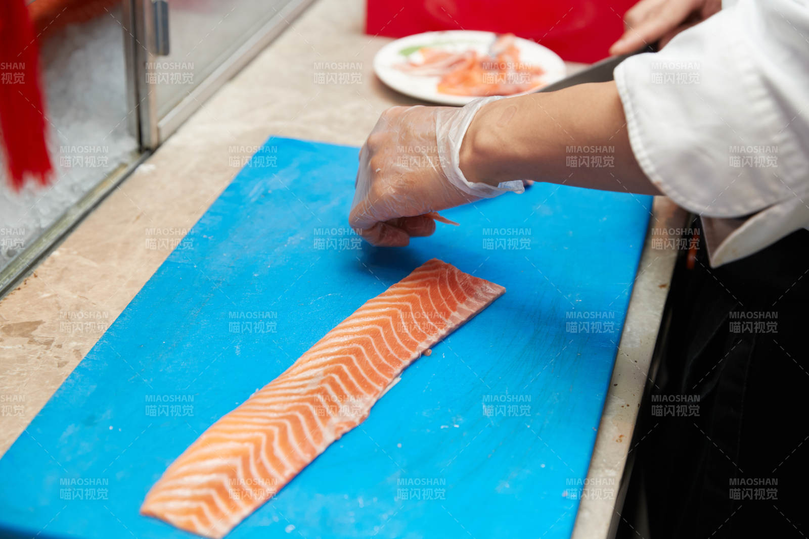 廚師切三文魚做壽司卷