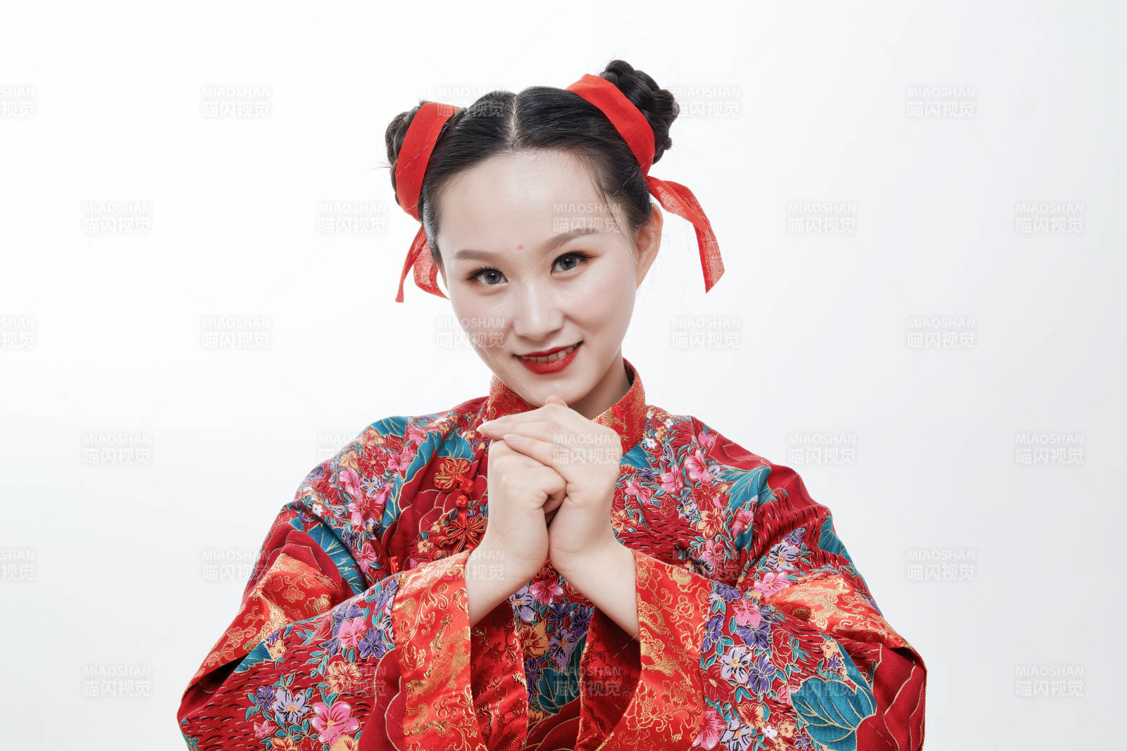 身穿中國傳統服飾的青年女性