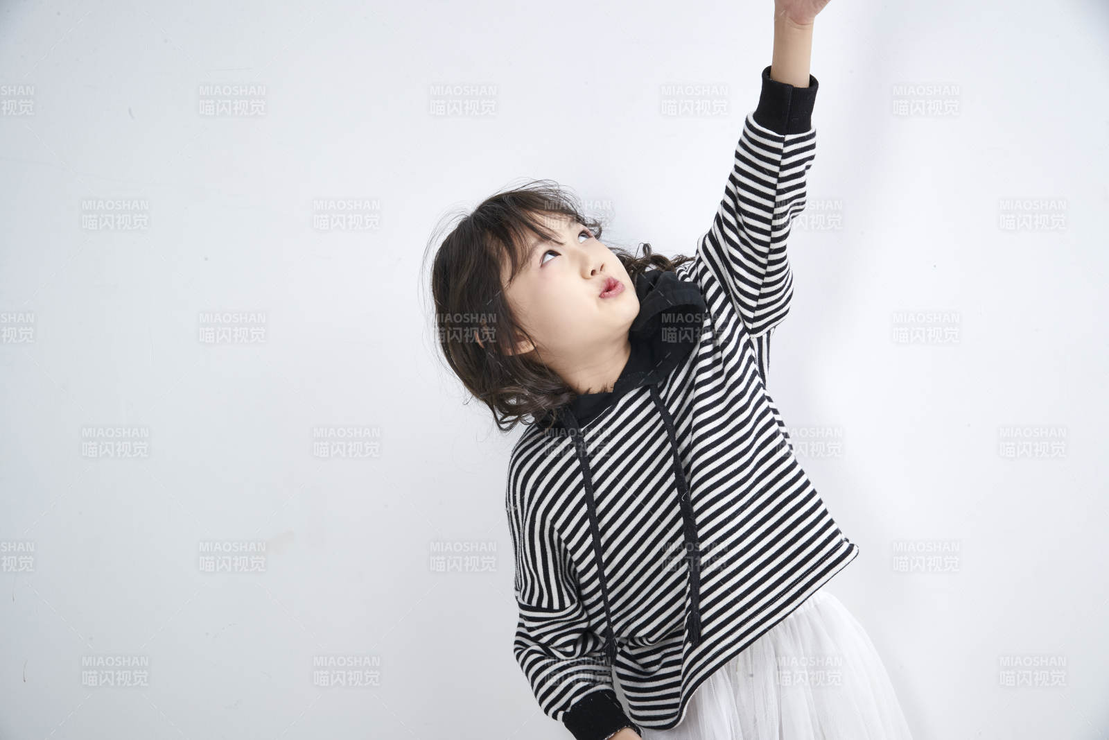 白色背景前身穿海魂衫的可愛的亞洲兒童人像