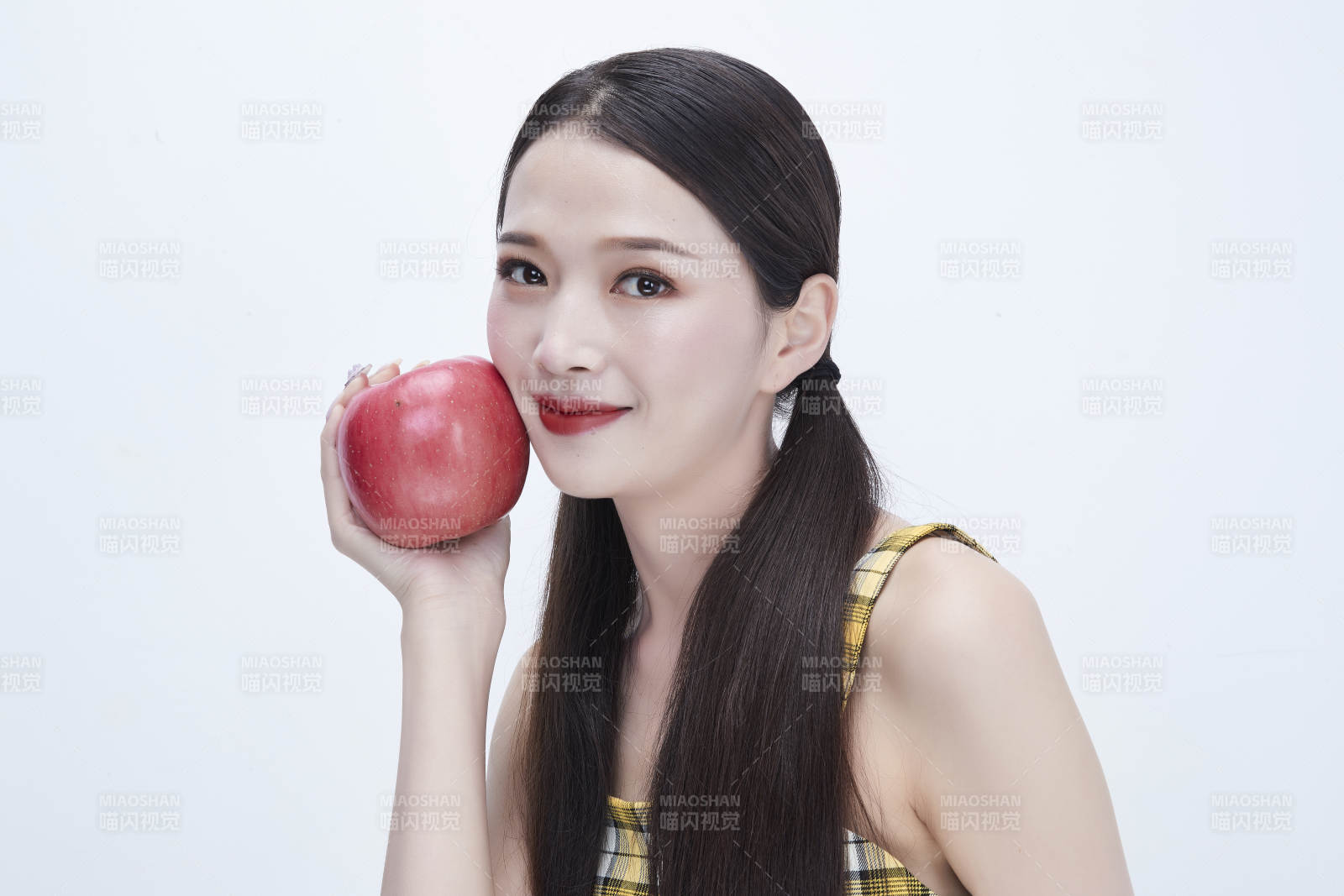 手拿蘋果身穿格子吊帶裙的亞洲可愛少女人像