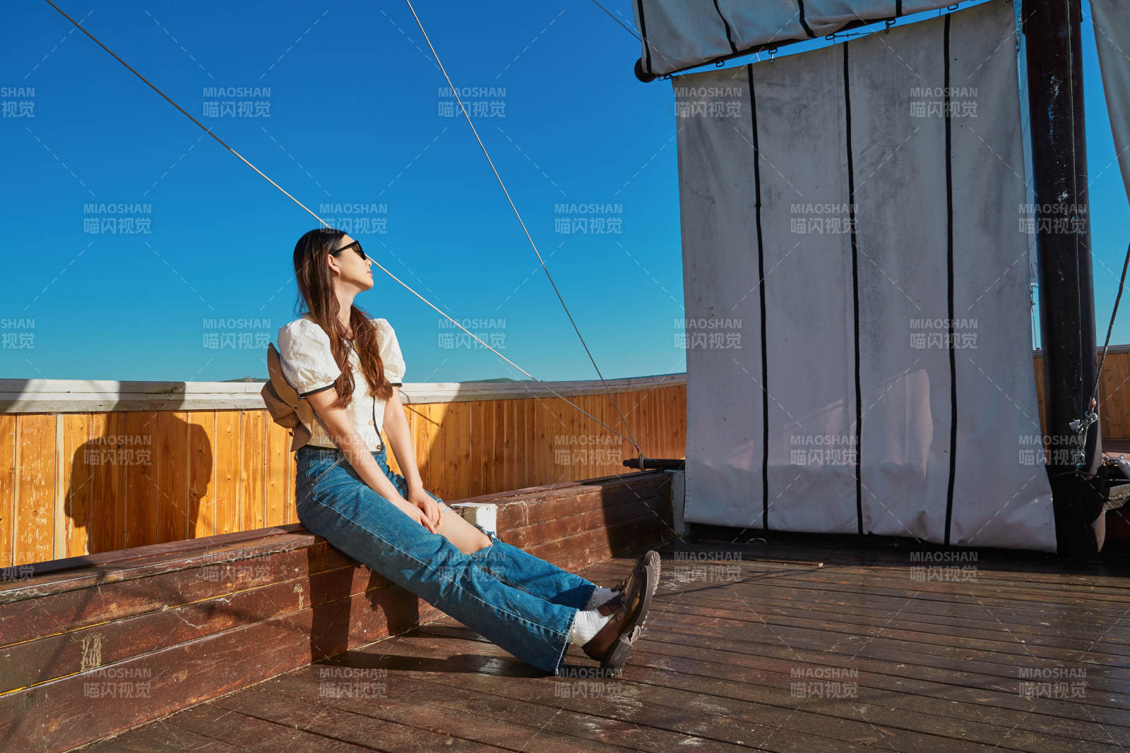 在湖畔木制帆船上的亞洲美女