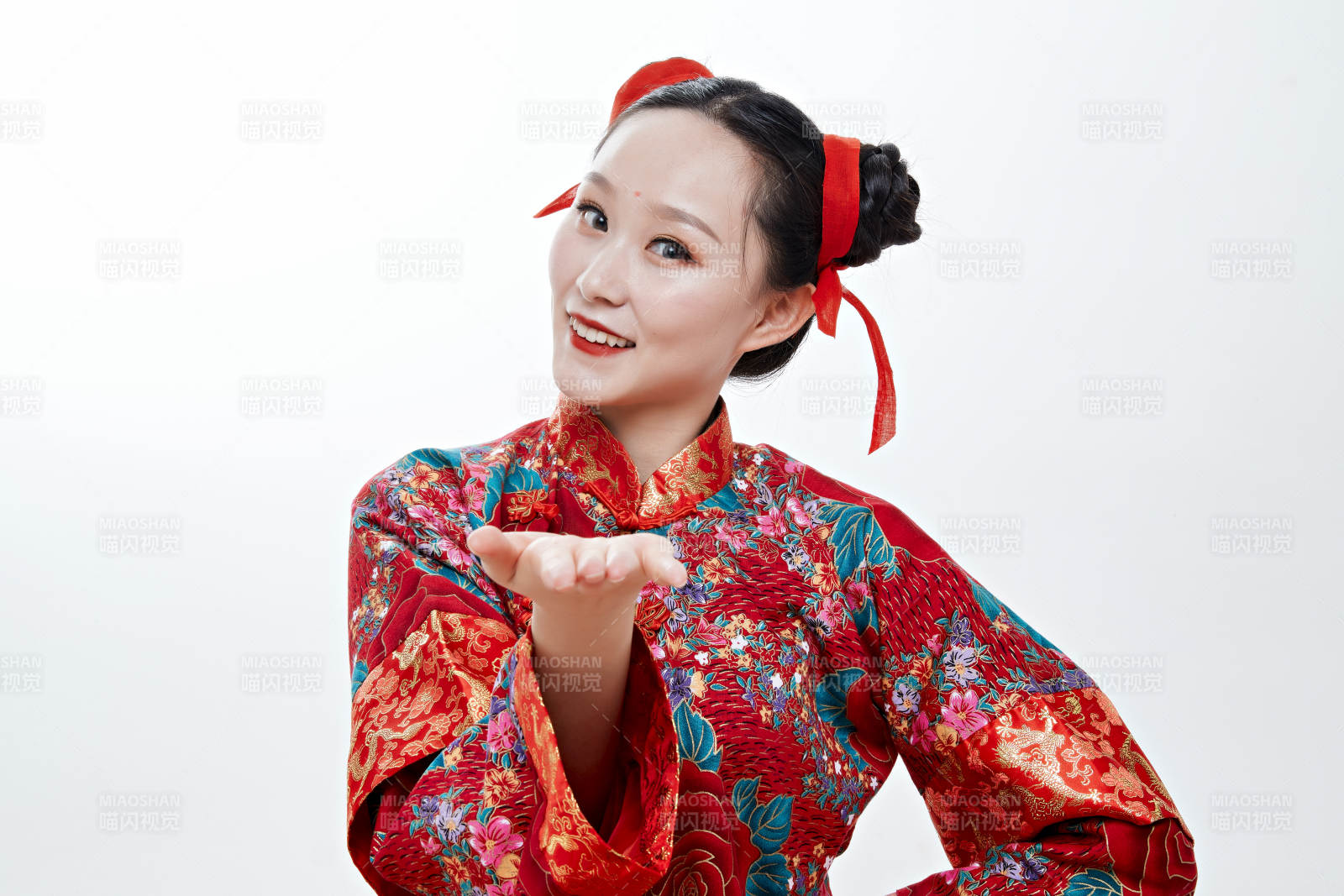 身穿中國傳統服飾的青年女性