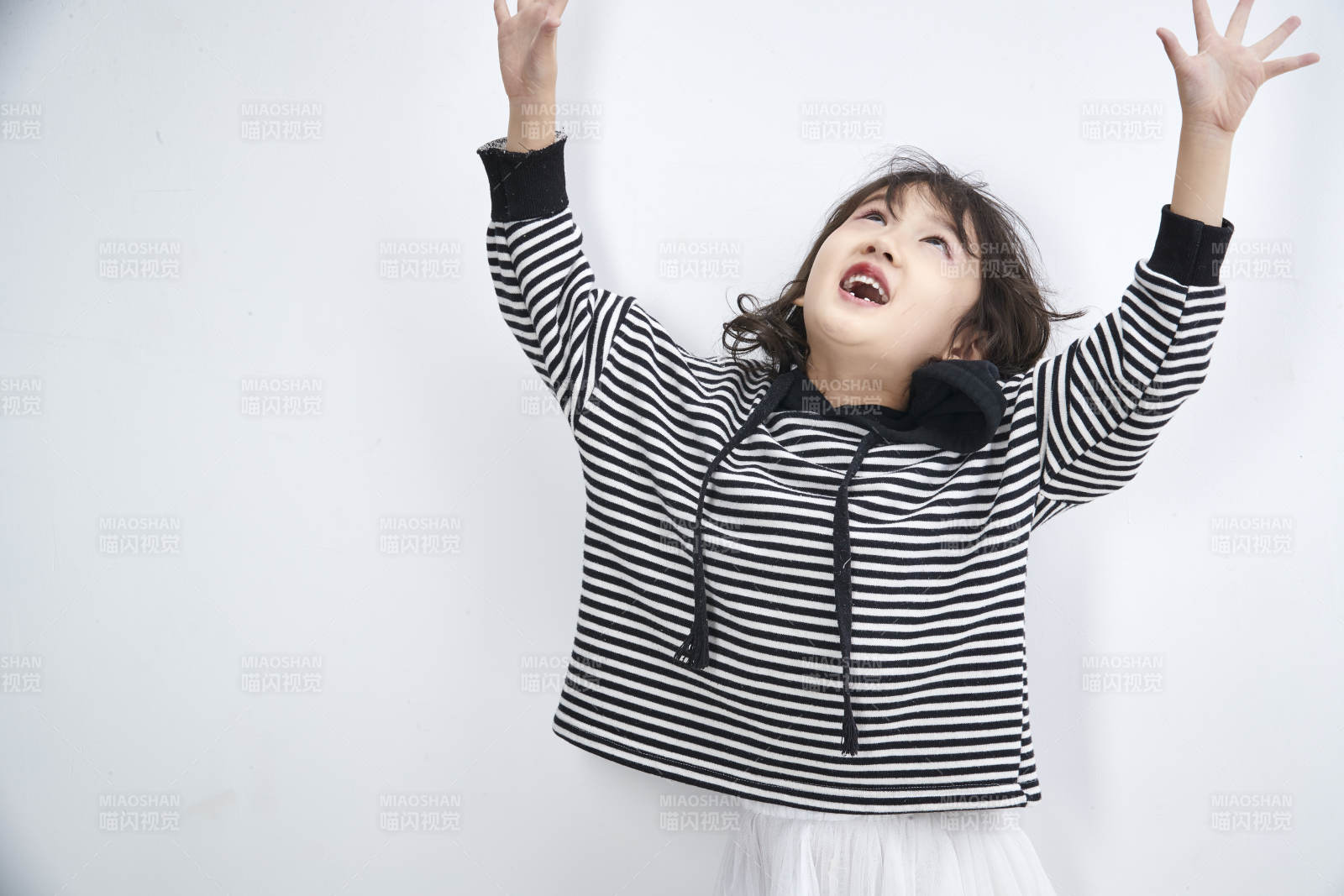 白色背景前身穿海魂衫的可愛的亞洲兒童人像