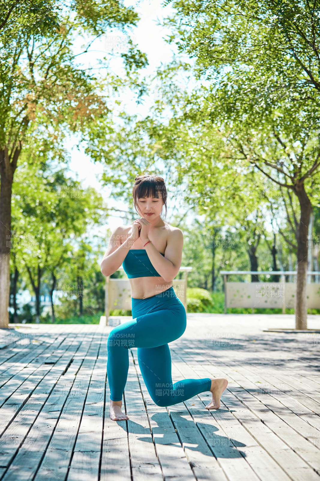 湖畔公園做瑜伽動作的亞洲年輕女性