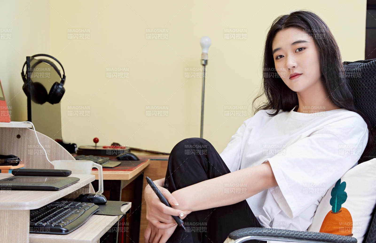 居家在電腦前創作插畫的年輕美女