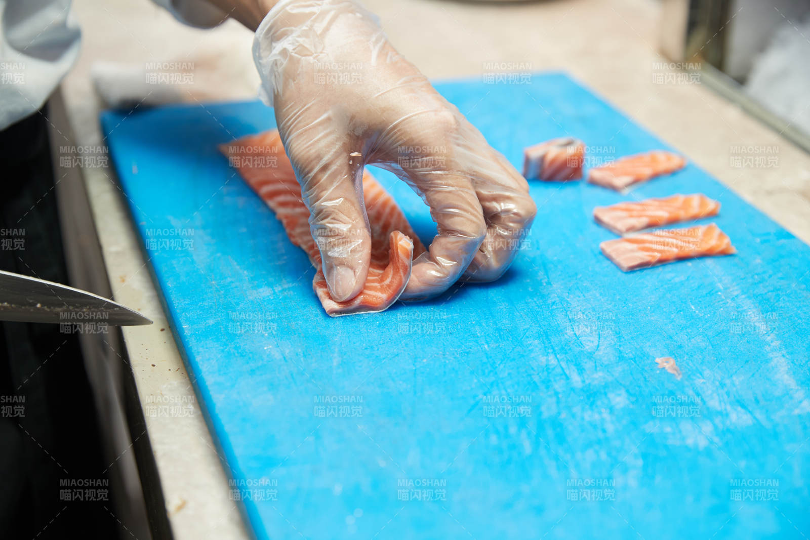 廚師切三文魚做壽司卷