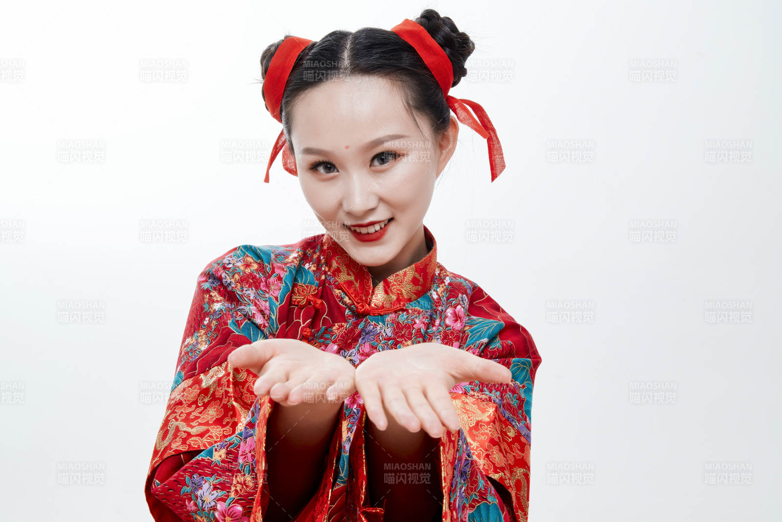 身穿中國傳統(tǒng)服飾的青年女性