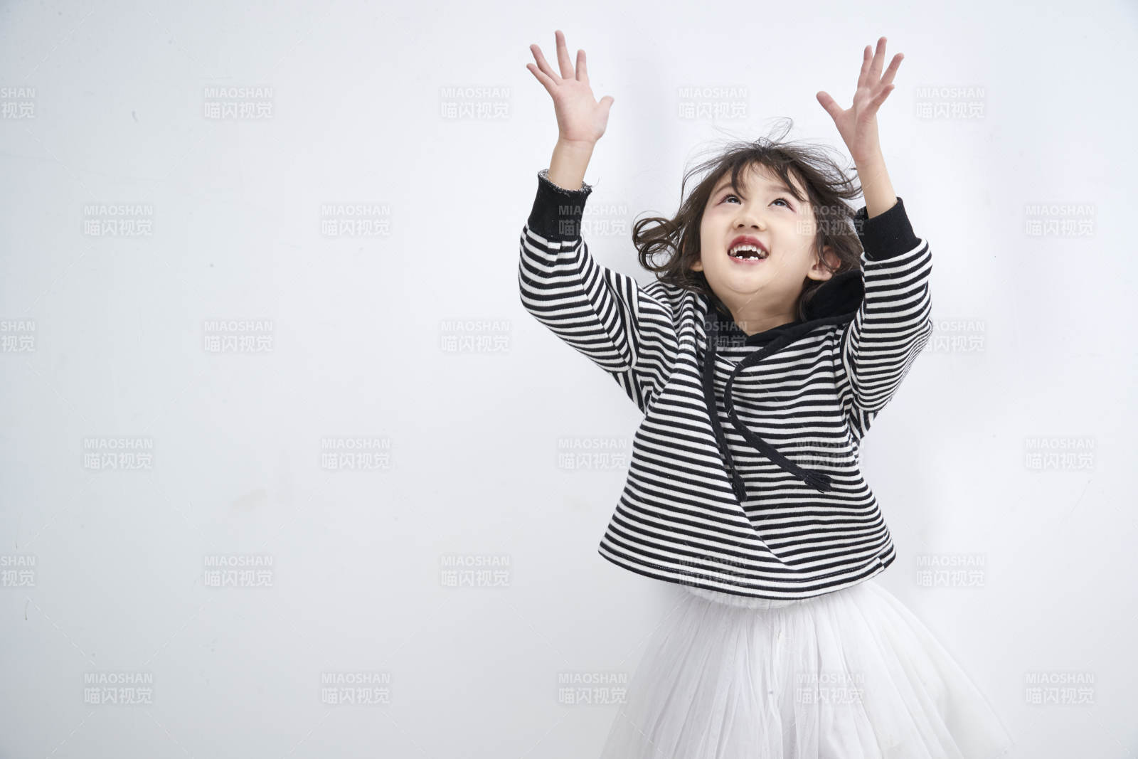 白色背景前身穿海魂衫的可愛的亞洲兒童人像