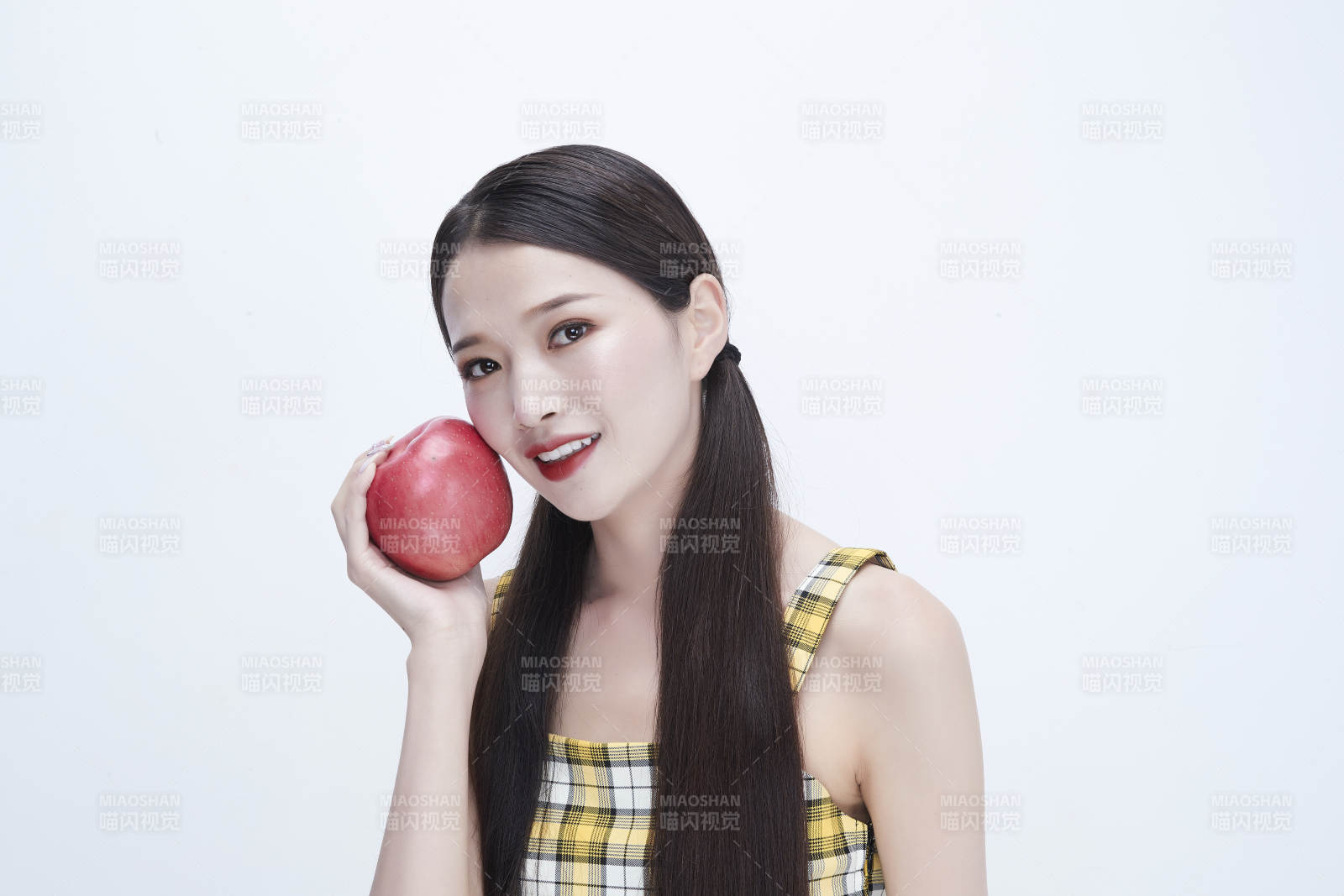 手拿蘋果身穿格子吊帶裙的亞洲可愛少女人像