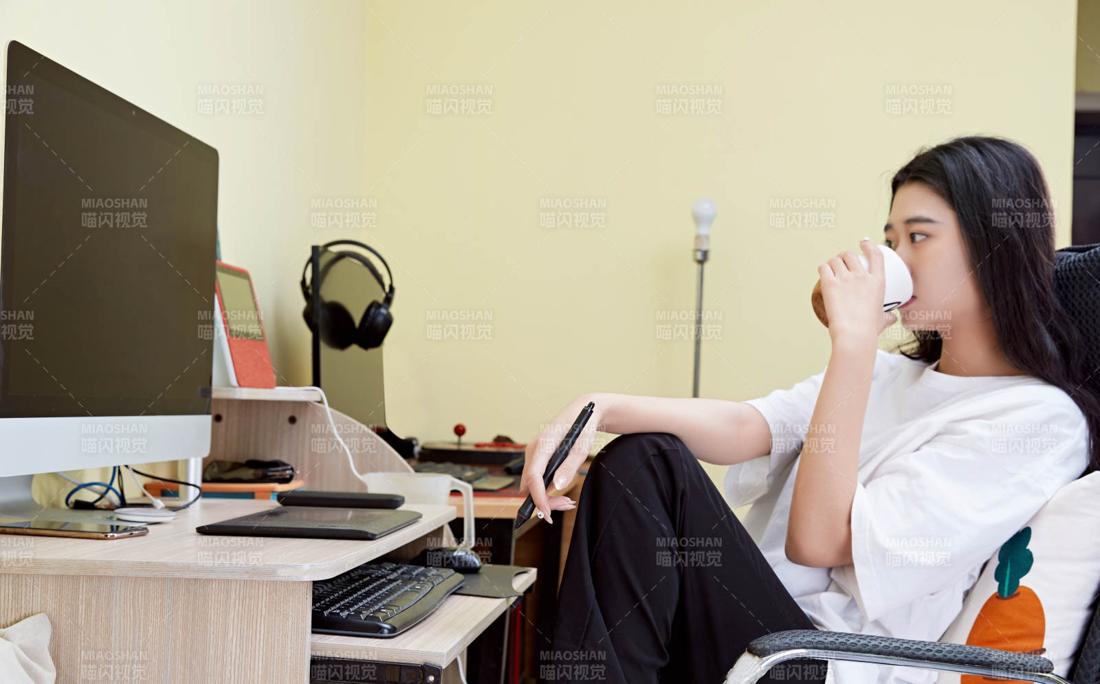 居家在電腦前創作插畫的年輕美女