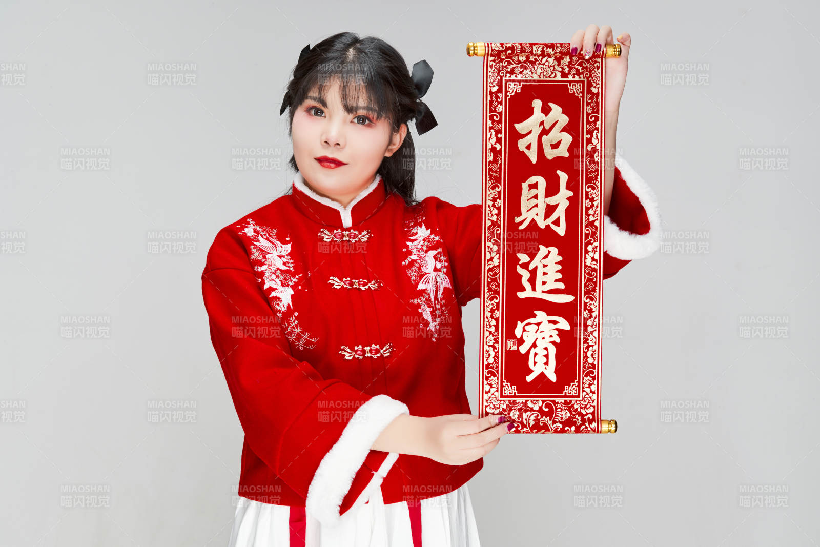 手持春聯身穿喜慶漢服的可愛少女