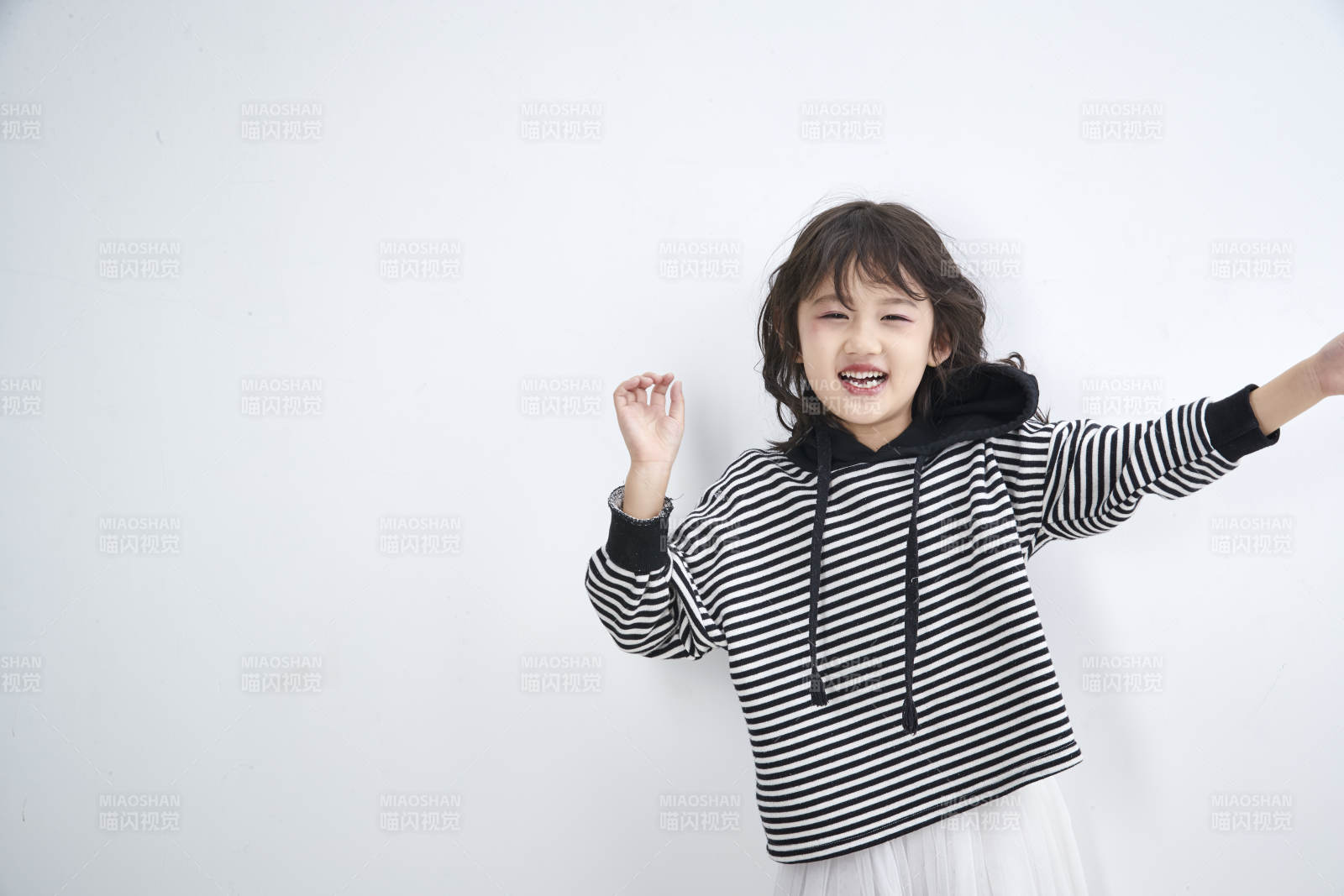 白色背景前身穿海魂衫的可爱的亚洲儿童人像