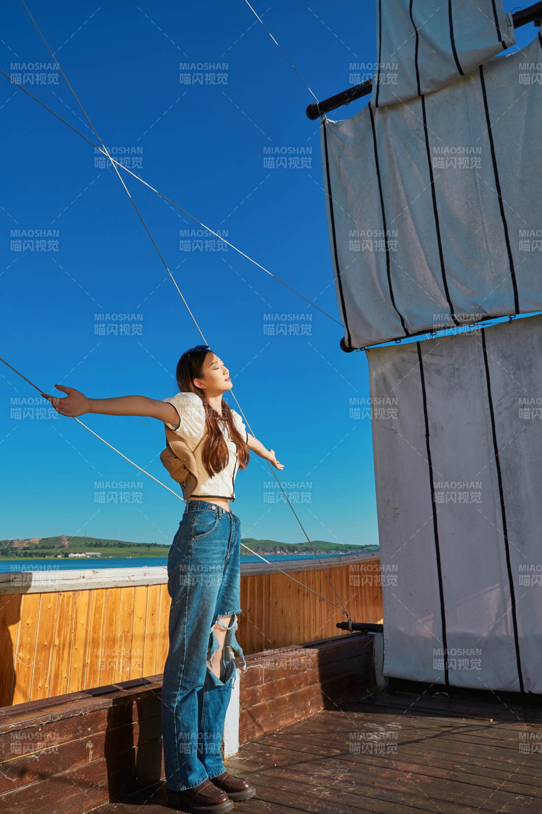 在湖畔木制帆船上的亞洲美女