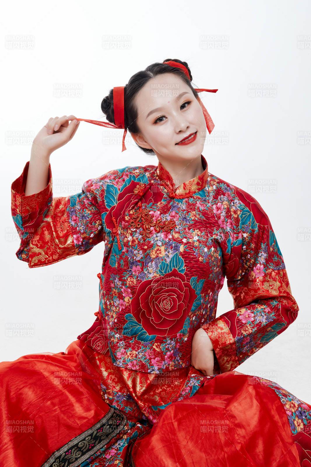 身穿中國傳統服飾的青年女性