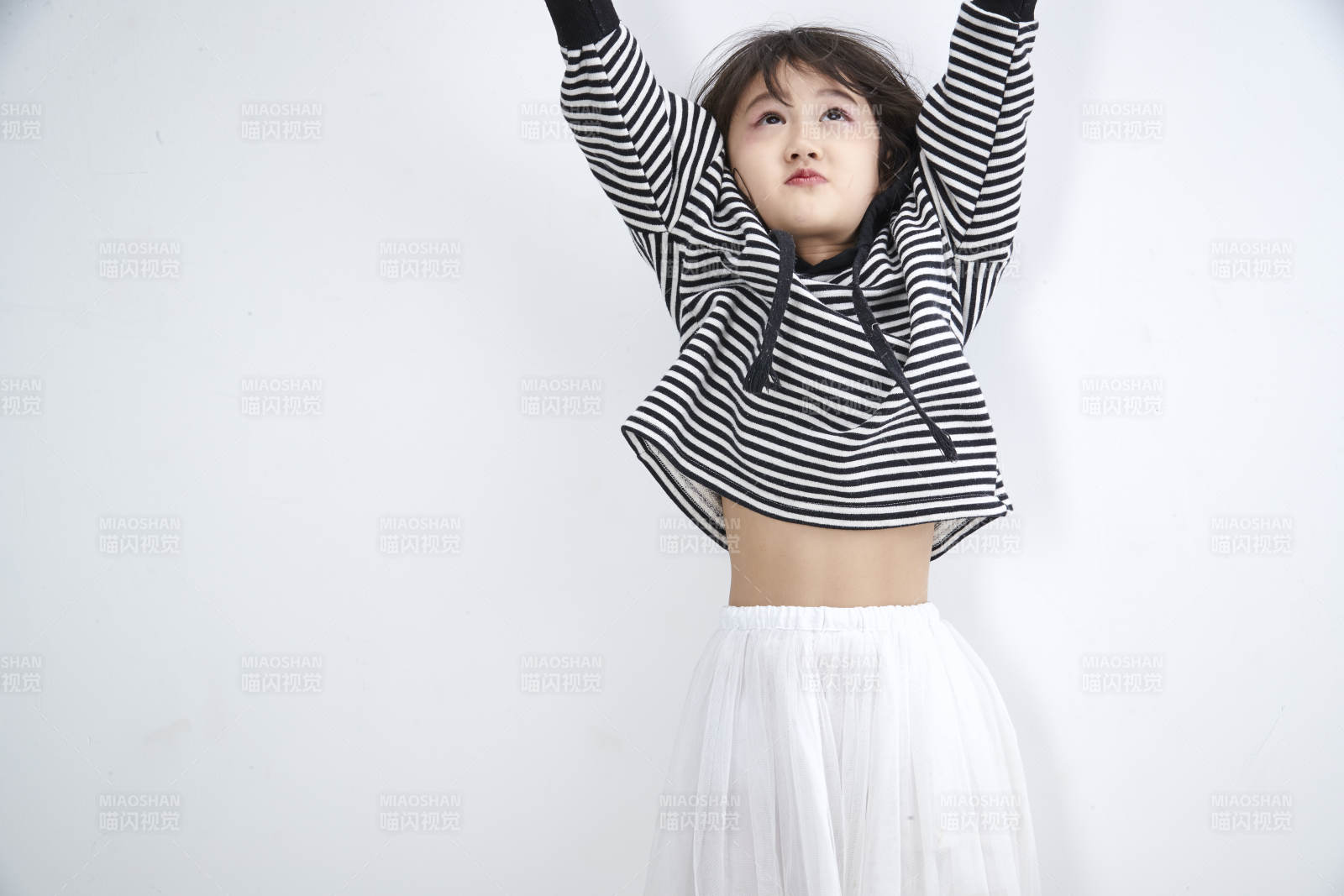 白色背景前身穿海魂衫的可愛的亞洲兒童人像