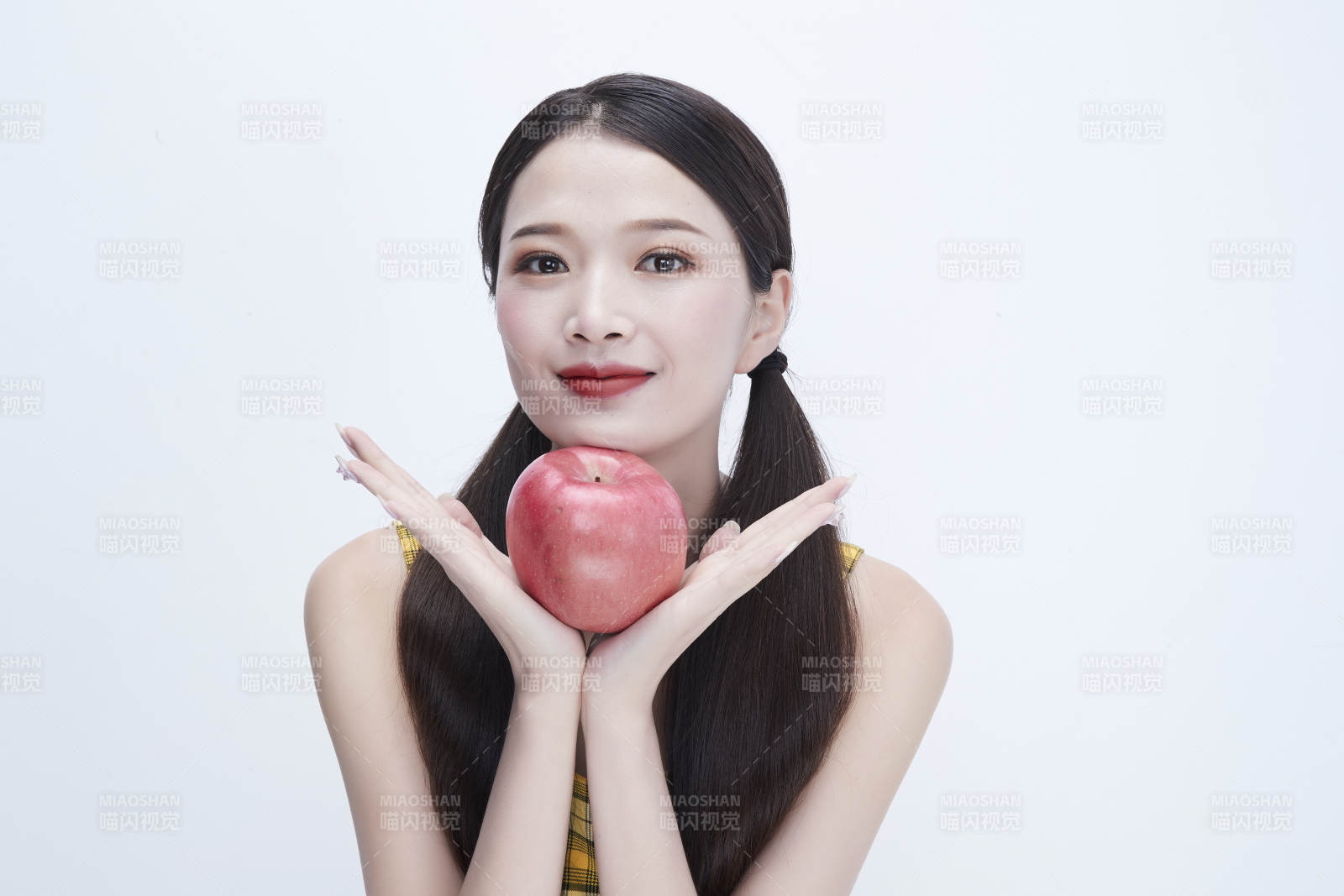 手拿蘋果身穿格子吊帶裙的亞洲可愛少女人像