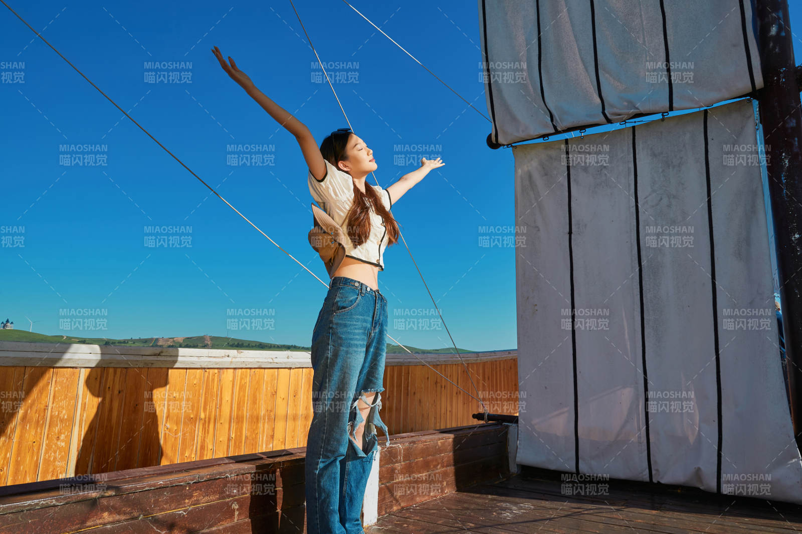 在湖畔木制帆船上的亞洲美女