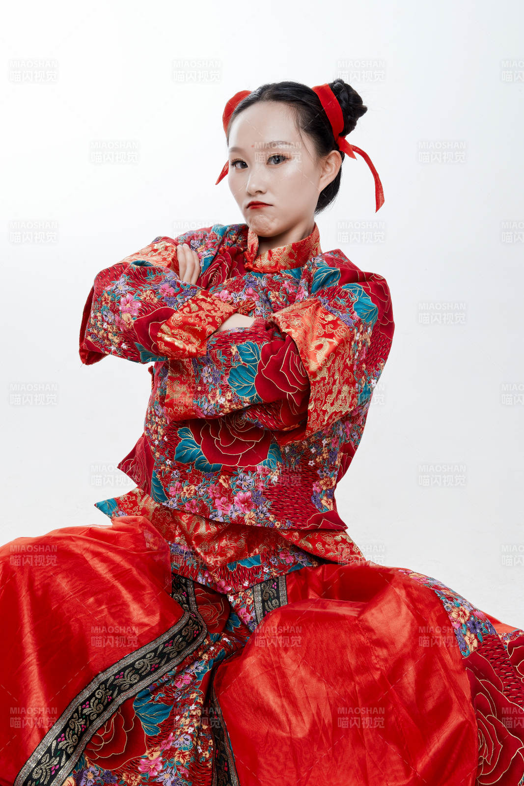 身穿中國傳統服飾的青年女性