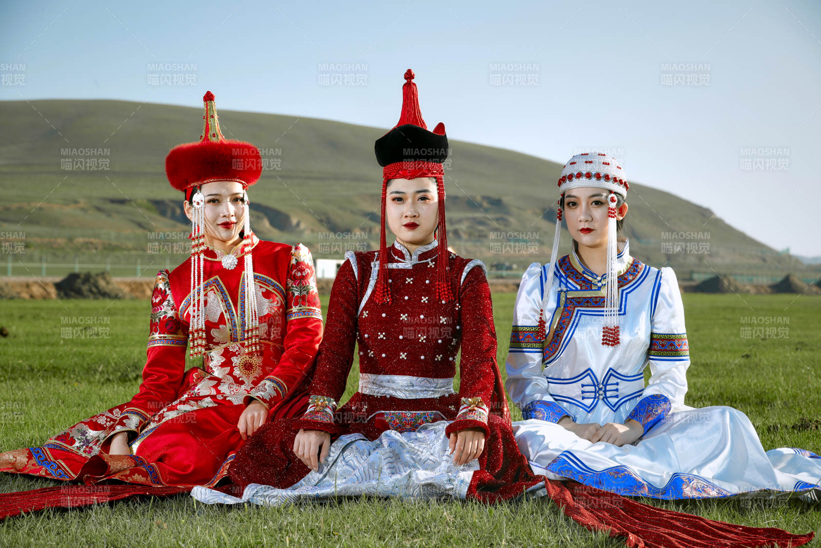 草原上穿著蒙古族傳統服飾的亞洲年輕美少女