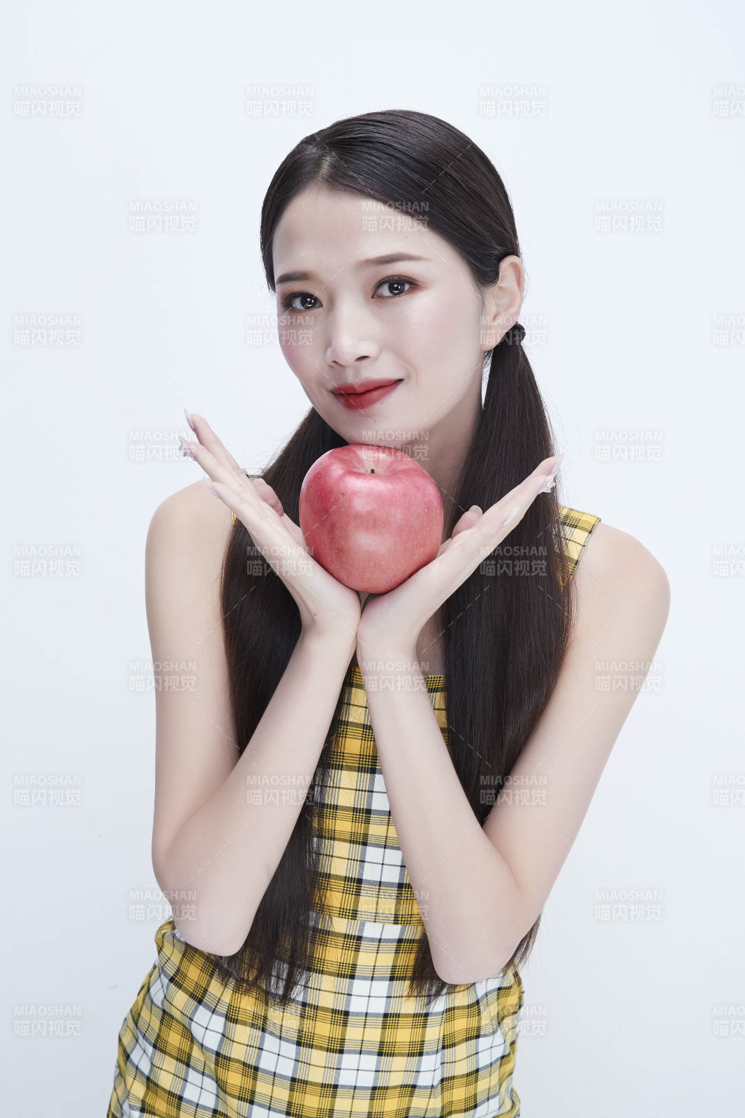 手拿蘋果身穿格子吊帶裙的亞洲可愛少女人像