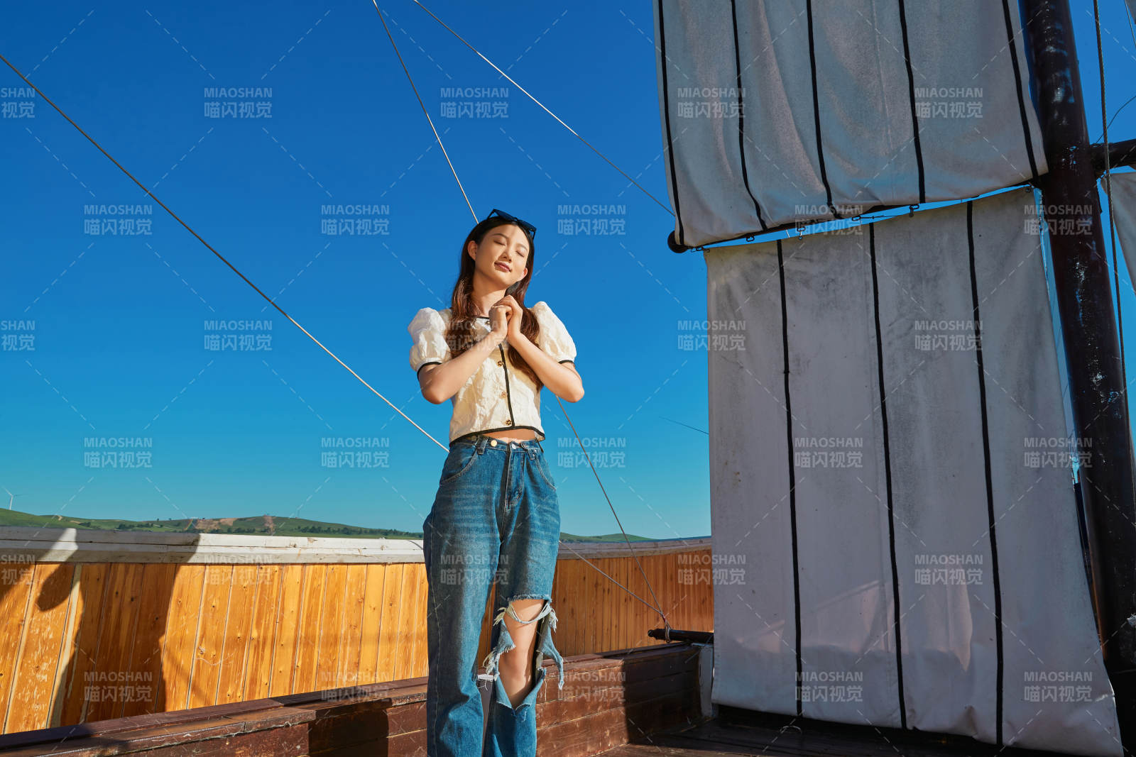 在湖畔木制帆船上的亞洲美女