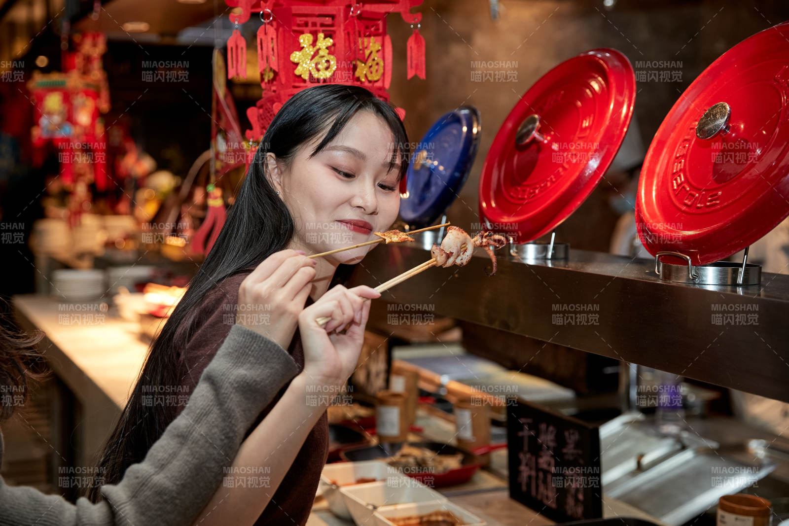 在酒店自助餐厅大吃特吃的亚洲可爱闺蜜少女