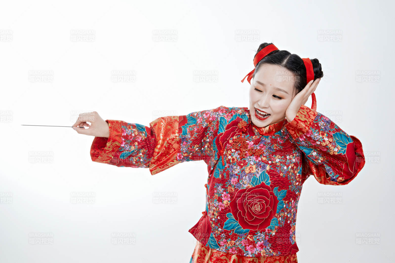 身穿中國傳統服飾的青年女性