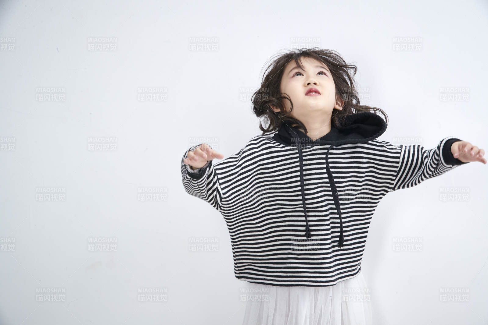 白色背景前身穿海魂衫的可愛的亞洲兒童人像