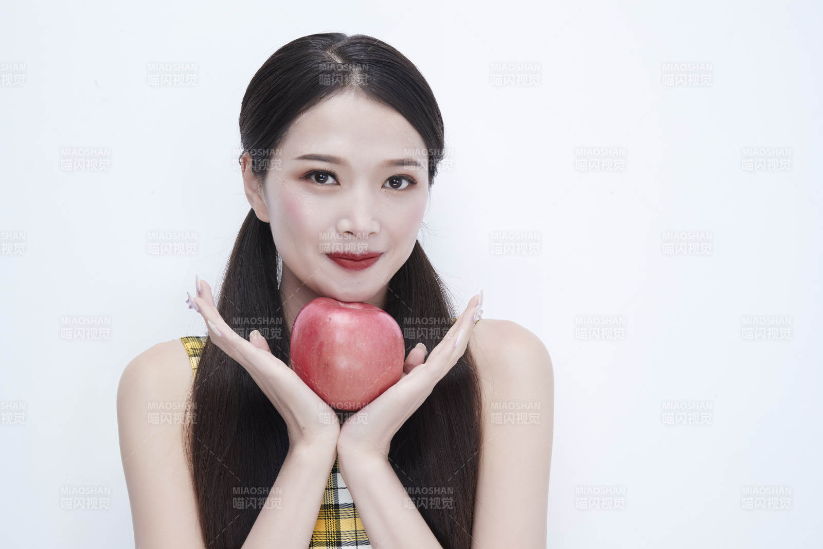 手拿蘋果身穿格子吊帶裙的亞洲可愛少女人像