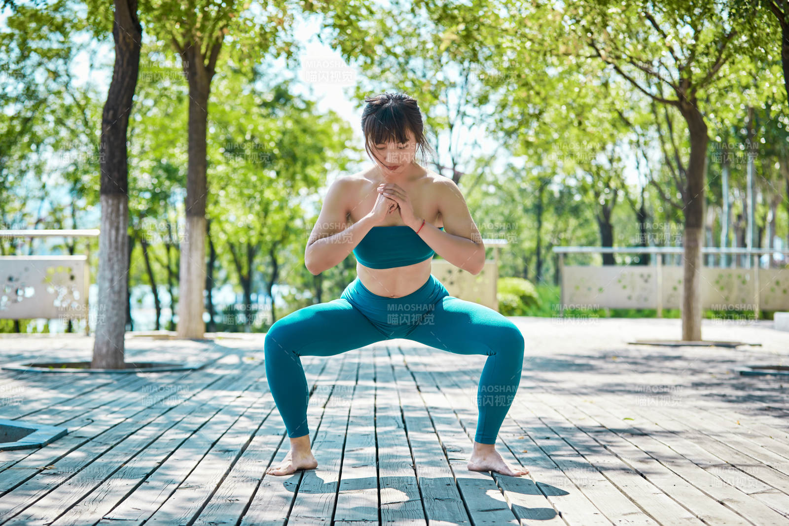 湖畔公園做瑜伽動作的亞洲年輕女性