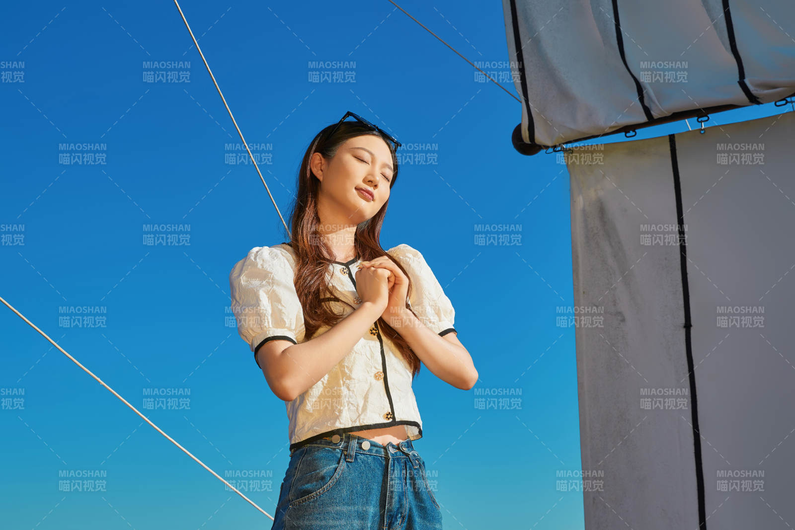 在湖畔木制帆船上的亞洲美女