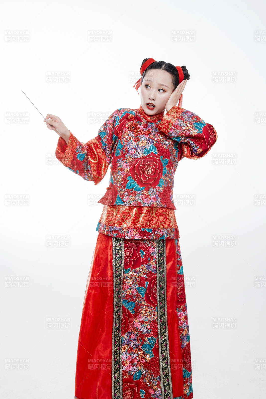 身穿中國傳統服飾的青年女性