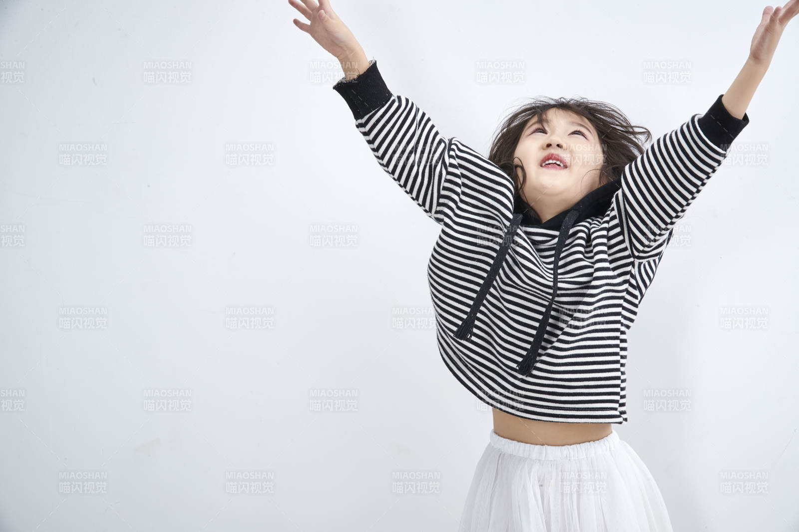 白色背景前身穿海魂衫的可爱的亚洲儿童人像